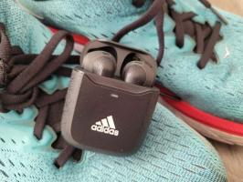 Koşucular için üretilen Adidas FWD-02 Sport tomurcukları, 'nefes alabilen' bir kasaya sahiptir