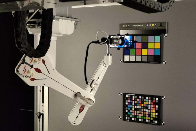 מעבדת ה- OnePlus RnD זרוע רובוט בטייפה