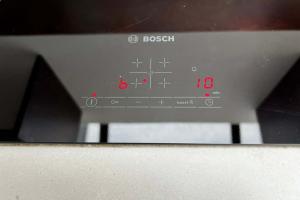 Bosch Serie 4 PUE611BF1B: Индукционен котлон за надграждащи