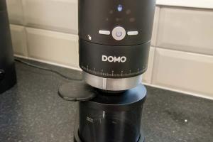Domo profesionalni mlinček za kavo D0715K Pregled: Deluje za vse