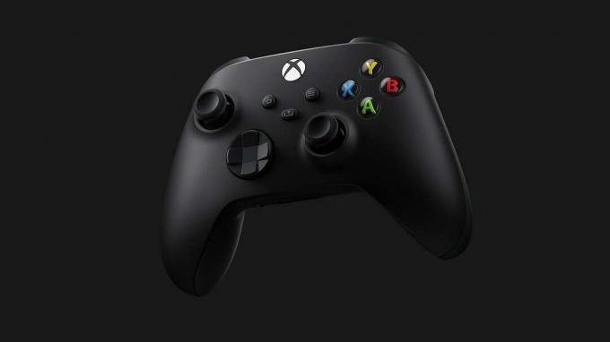En svart Xbox Series X Controller flyter på svart bakgrund