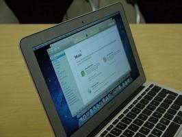 Apple MacBook Air 11-palčni (sredina 2011) pregled