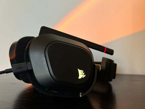 Headset Corsair HS80 RGB menampilkan logo pencahayaan RGB 