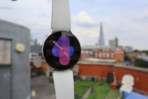 انسَ Pixel Watch 2، فإن Galaxy Watch 5 أرخص بما يزيد عن 100 جنيه إسترليني