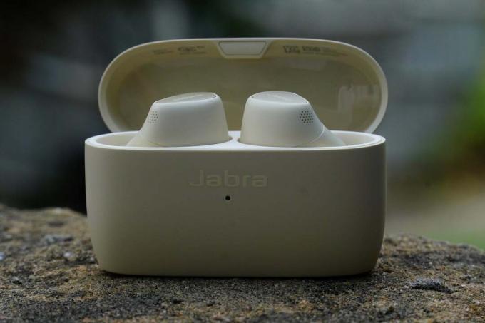 Zaoszczędź 60 GBP na słuchawkach dousznych Jabra Elite 5 z redukcją szumów dzięki ofercie z okazji Czarnego Piątku