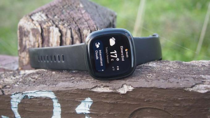 شهدت ساعة Fitbit Versa 4 الجديدة أول خصم كبير لها في يوم الجمعة الأسود
