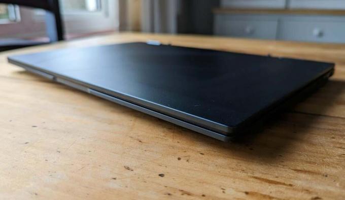 Asus Zenbook 14 Flip OLED (2023) masanın üzerinde kapalı