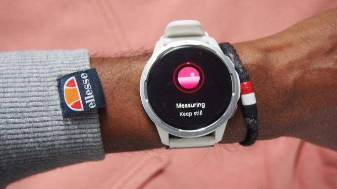 Xiaomi Watch S1 Active измеряют частоту сердечных сокращений