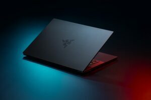 מחשב נייד המשחקים OLED של Razer זמין תמורת 990 פאונד בלבד במבצע Black Friday