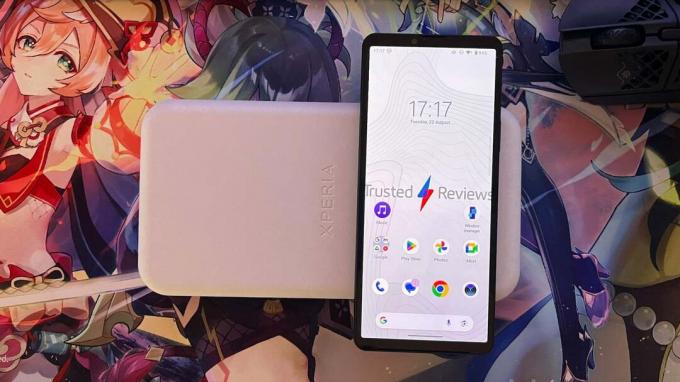 Sony Xperia 10 V σε τραπέζι με ενεργή οθόνη