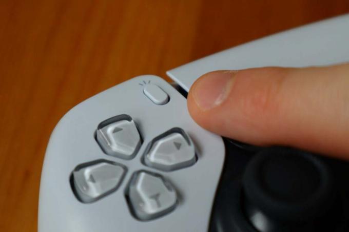 Tombol Bagikan pada pengontrol PS5 DualSense
