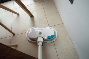 „Beldray Clean and Dry“ akumuliatorinis kietų grindų valiklis apžvalga: paprastas kietų grindų valymas