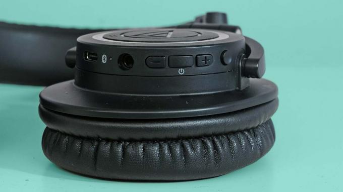 Controles no fone de ouvido Audio-Technica ATH-M50xBT2