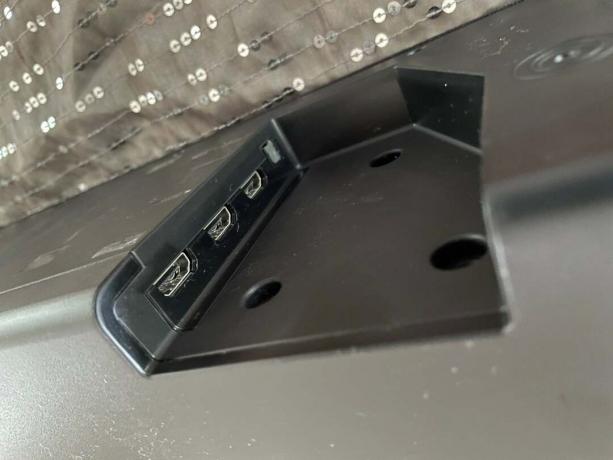 Samsung Q950A, iki HDMI girişi, eARC'li bir HDMI çıkışı ve bir optik dijital ses girişi taşır.