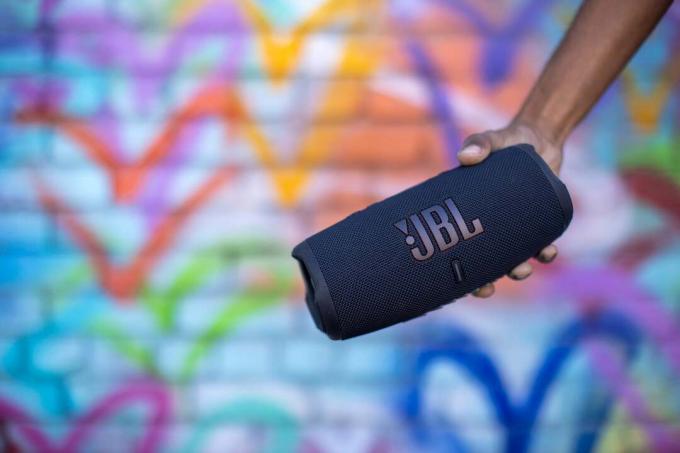 JBL, en yeni taşınabilir Bluetooth hoparlörü Charge 5'i tanıttı