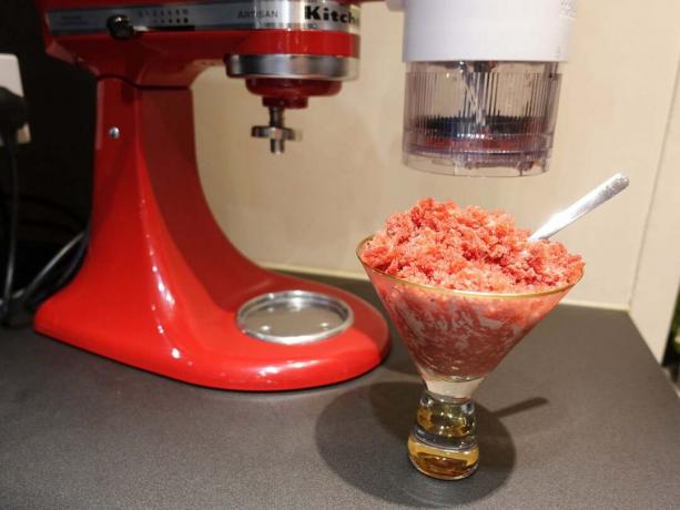 Smoothie berry beku yang dicukur dengan pisau halus pada Lampiran Es Cukur KitchenAid